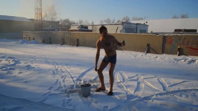 Закаливаюсь. Обливаюсь холодной водой на снегу. смотреть онлайн