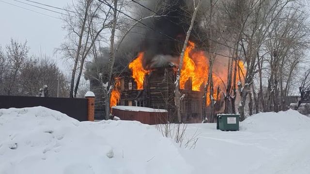 горит барак в г. Волжск. прошло 10 мин. смотреть онлайн