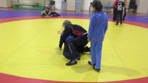 Девочка борется с мальчиками.  Учебно тренировочная схватка.Обучение технике борьбы.