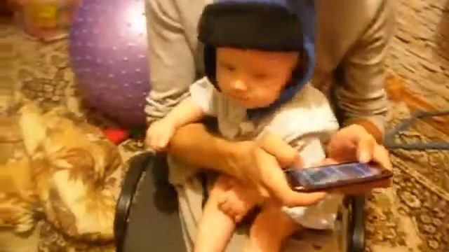 Помогаем папе играть в тетрис (музыка - "Tetris") смотреть онлайн