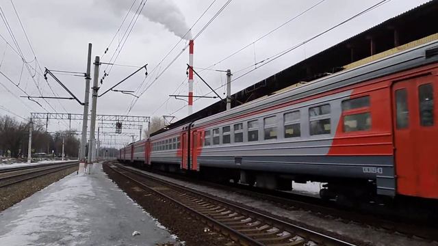 Электропоезд ЭР2Р - 7054 с пригородным сообщением смотреть онлайн