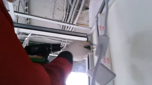 Скрутка проводов в распределительной коробке с помощью шуруповерта смотреть онлайн
