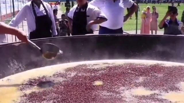 Приготовили 5 ТОНН плов! Бизнес идея 2022. Бизнес на плове! Плов в коробочке! смотреть онлайн