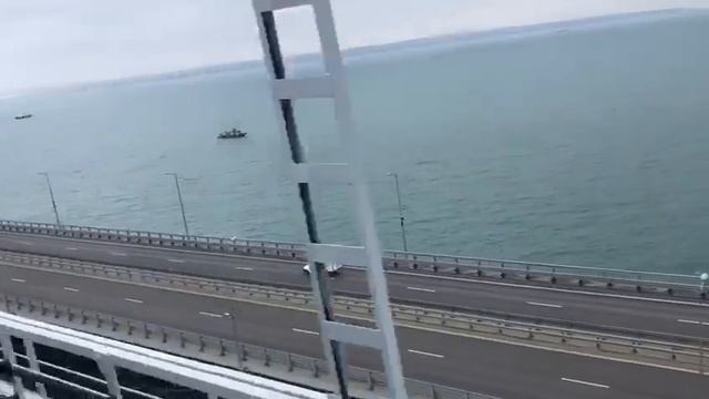 Проехали по ЖД Мосту Крыма смотреть онлайн