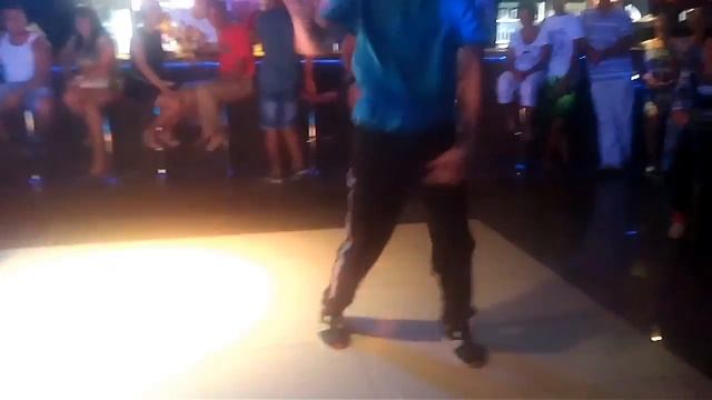 Уличные танцоры танцуют в баре . смотреть онлайн