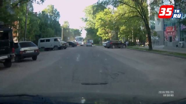 Как в Вологде общественный транспорт ездит по встречной смотреть онлайн