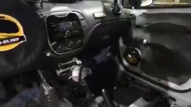 Обработали двери, крышу, пол в салоне, а так же багажник Рено Каптур вторым слоем шумоизоляции смотреть онлайн