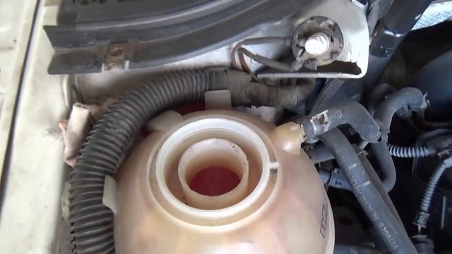 С расширительного бачка уходит антифриз – засасывает двигатель. Причины, решение смотреть онлайн