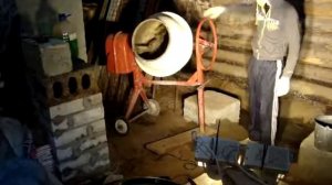 Замес раствора в бетономешалке от  Alex Men.