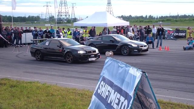 Drag Racing - Nissan Skyline GT-R R34 Z-tune Vs. Nissan GT-R R35