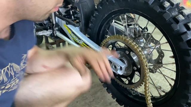 Установка сальниковой цепи #эндуро #rockot #sfr смотреть онлайн