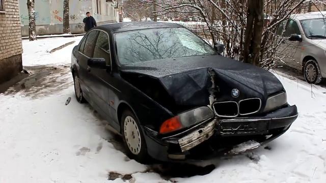 В Пскове пьяный водитель, уходя от погони, врезался в жилой дом