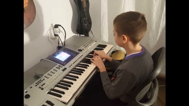 КИНО Группа крови на синтезаторе смотреть онлайн