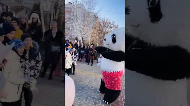 Дети устроили оригинальное поздравление учителя с Днём Рождения. Сюрприз для учительницы удался)) смотреть онлайн