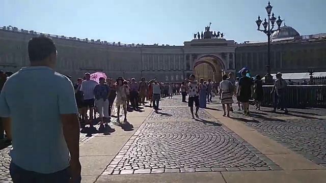 Очередь в Эрмитаж летом в бесплатный четверг. смотреть онлайн