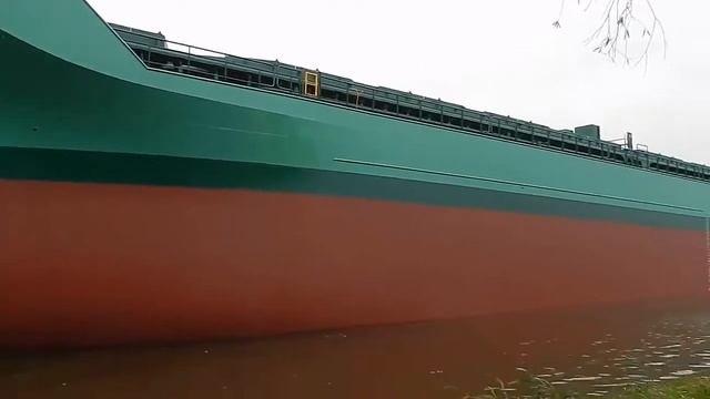 Буксировка сухогруза двойной тягой. Вход в шлюз смотреть онлайн