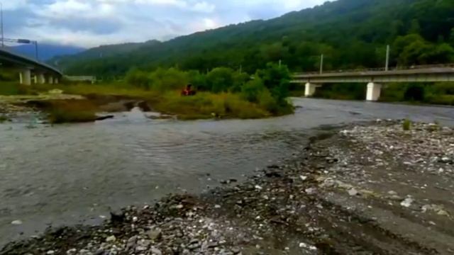 езда на квадроцикле через речку смотреть онлайн