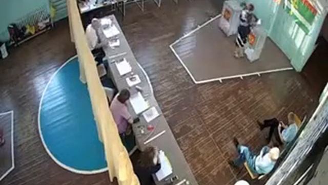 Двойное голосование и вброс пачки зампредом УИК2678. Рошаль. 09.09.2018 смотреть онлайн