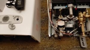 Вместо батареек зарядное устройство от сотового телефона на газовой колонке!