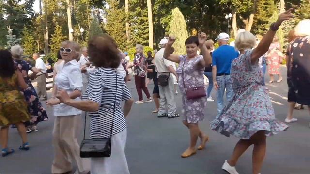 Пой моя гитара струнами души!!!??Танцы в парке Горького!!!??Харьков 2021 смотреть онлайн