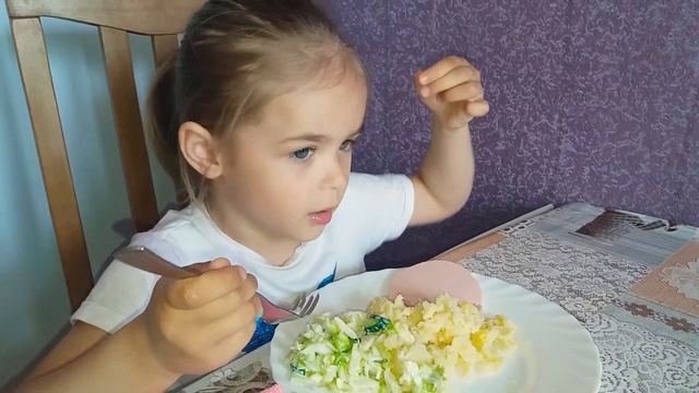 Мукбанг пюре салат колбаса??? Mukbang puree sausage salad смотреть онлайн