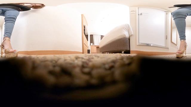 【360°VR】ゴールドサンダルで部屋を歩く巨大娘/Giantess Wearing Gold Sandals Walk Around The Room
