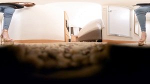 【360°VR】ゴールドサンダルで部屋を歩く巨大娘/Giantess wearing gold sandals walk around the room