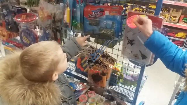 много машинок в магазине игрушек\ WADER\ СAT\Many Toy Cars