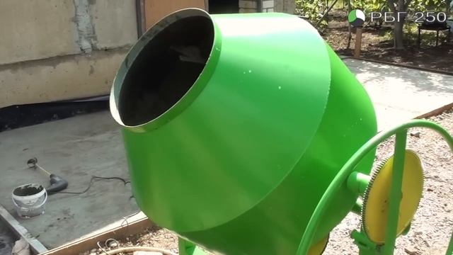 Бетономешалка РБГ-250 Гамбит. Приготовление бетона, запуск груженой, обзор. смотреть онлайн