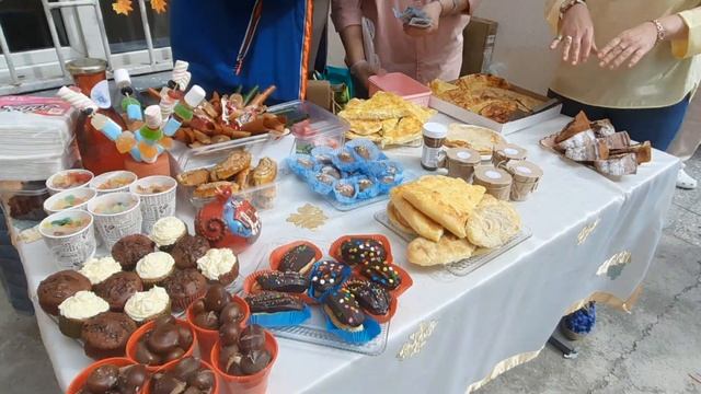 ГОТОВИМ с ПОЛИНОЙ к ПРАЗДНИКУ в ШКОЛЕ! ЯРМАРКА к 14 октября В ШКОЛЕ смотреть онлайн