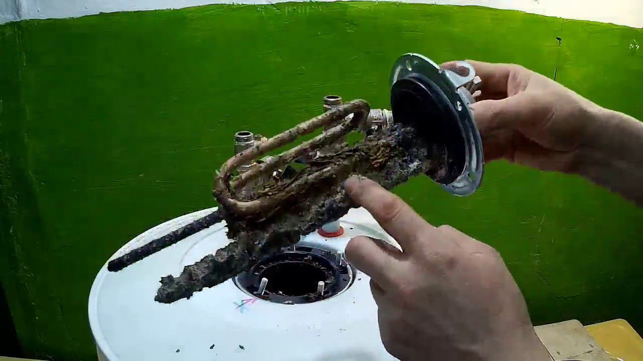 Снимаю бойлер и очищаю его. Грязи и накипи там просто жуть! Рекомендую всем сделать тоже самое. смотреть онлайн