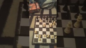 Показываю как едят фигуры в шахматах