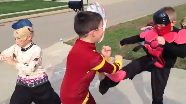 Real Life Ben 10 HeatBlast & SpiderMonkey vs: 2 Evil Bad Guys! смотреть онлайн