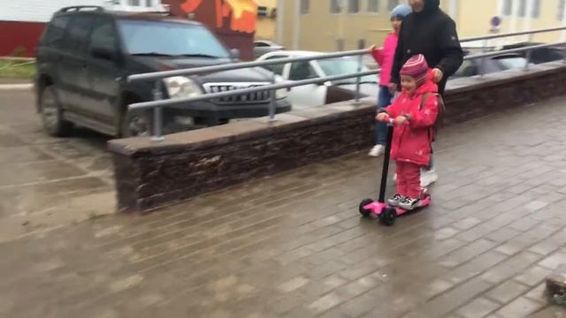 Как съехать с горы на детском самокате? Дарья делает экстрим. смотреть онлайн