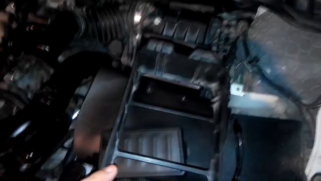 Cómo cambiar el filtro de aire del motor de un Nissan Tiida смотреть онлайн