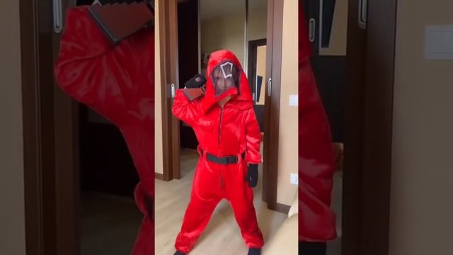 Охранник из Игры в Кальмара. Квадрат. смотреть онлайн