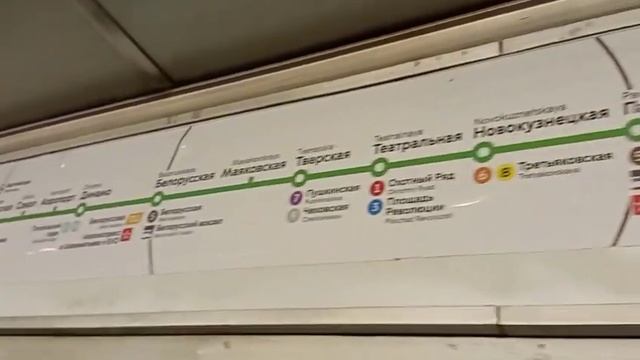 В вагонах поездов, на указателях и на схемах, зачёркнут закрытый участок Замоскворецкой линии метро смотреть онлайн