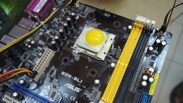 ЖАРИМ ЯИЧНИЦУ НА ПРОЦЕССОРЕ КОМПЬЮТЕРА смотреть онлайн