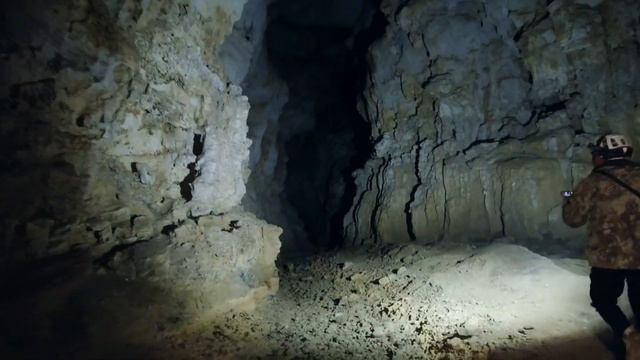 两个人结伴探洞，感觉有点不对劲！ смотреть онлайн