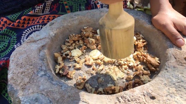 Amazing Pesto sauce in a huge old Mortar for Pasta смотреть онлайн