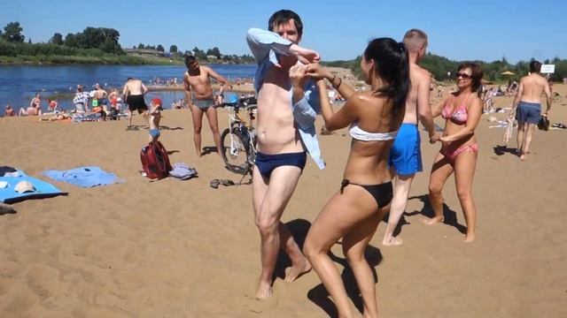 Настя с Романом и Светлана с Алексеем танцуют на городском пляже 22.07.2018 - Vine a Decirte Adios смотреть онлайн