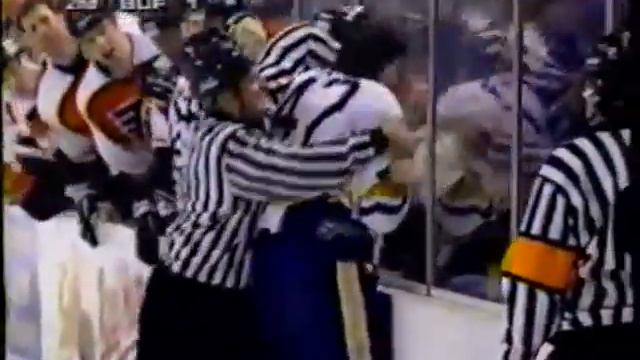 Eric Lindros vs Richard Smehlik смотреть онлайн