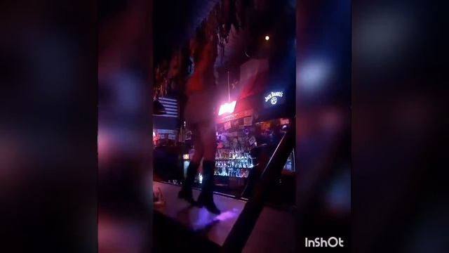 Танцы в гадком койоте на барной стойке)))...Dancing in a creepy coyote on the bar))) смотреть онлайн