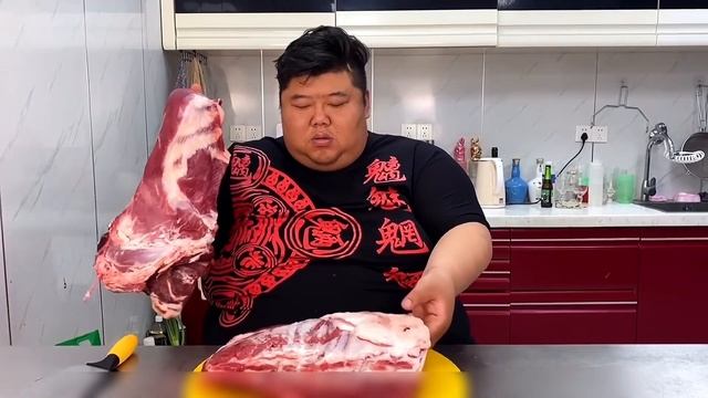 The garlic lamb chops are grilled until they are sizzling and oily. Brother Monkey enjoys them смотреть онлайн