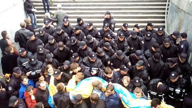 Киев.9 мая. Ментовня не пропускает флаг Украины. смотреть онлайн