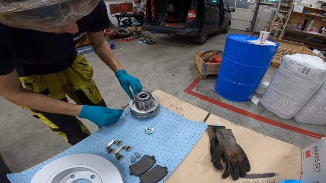 VW Transporter T5 Gen2 Wheel Bearing replacement and break disc. (2014) смотреть онлайн
