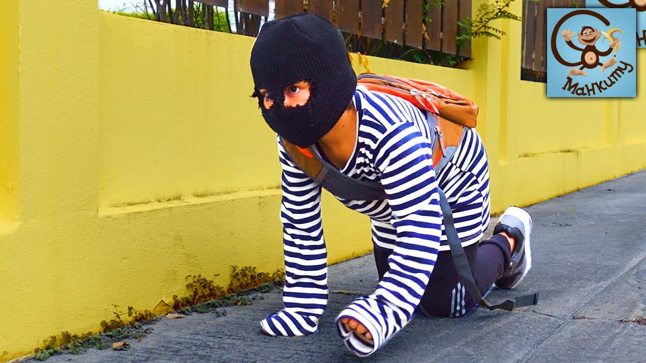 Манкиту Милан и Папа играют в полицию и бассейн. смотреть онлайн