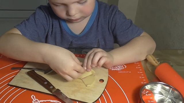 Тимофей Репников, 4 года , 2020г., г Ижевск, леплю пельмени в виде  цветка лотоса