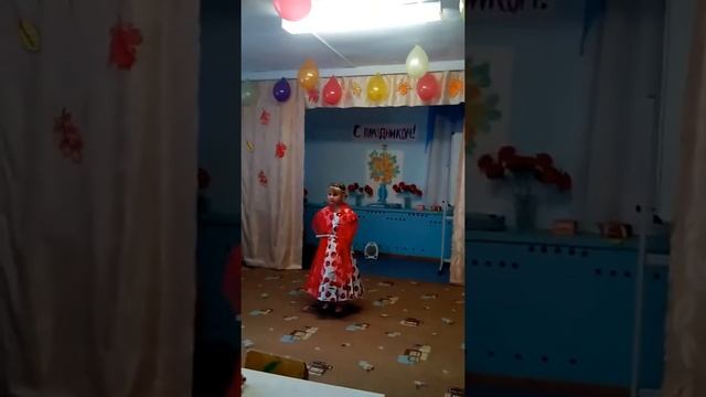 Дарина поёт бабушке.(день пожилых людей.сад) смотреть онлайн