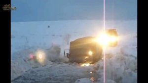 Грузовик Урал погрузился по капот в лужу Зимой